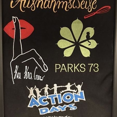 Logoservice - Mehrere Aufnäher, auf einem schwarzen Stoff