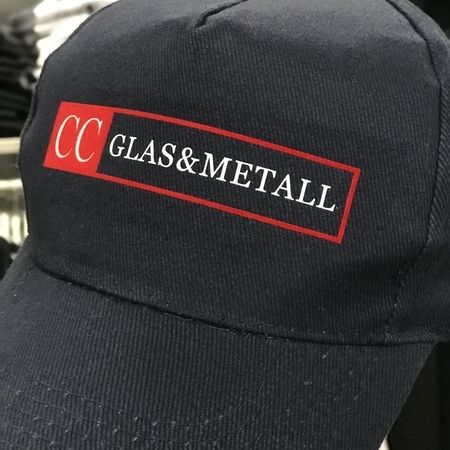 Logoservice - "CC Glas & Metall"-Aufnäher, auf einer Kappe