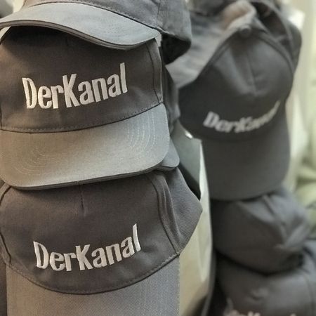 Logoservice - "Der Kanal"-Aufnäher, auf mehreren Kappen