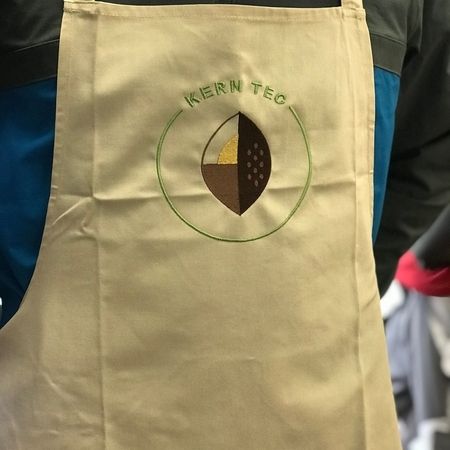 Logoservice - "Kern Tec"-Logo-Aufnäher, auf einer Schürze