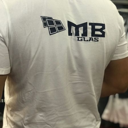 Logoservice - "MB-GLAS"-Aufdruck, auf einem Shirt