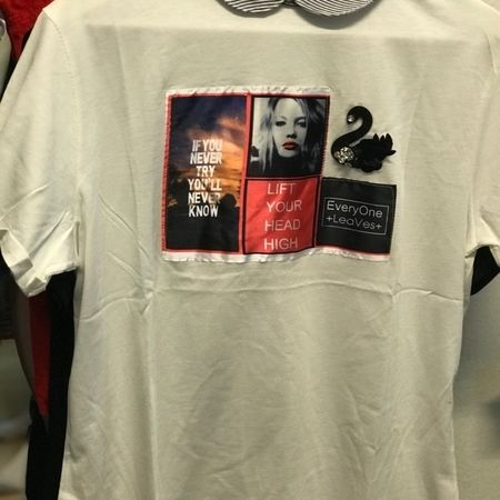 Logoservice - Stoffaufnäher, auf einem weißen Shirt