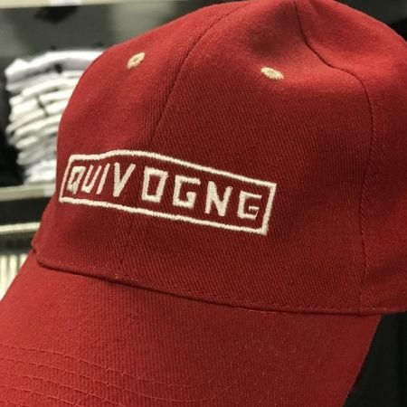 Logoservice - "QUIVOGNG"-Aufnäher, auf einer Kappe