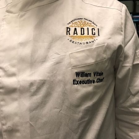 Logoservice - "RADICI"-Aufnäher, auf einer Kochjacke