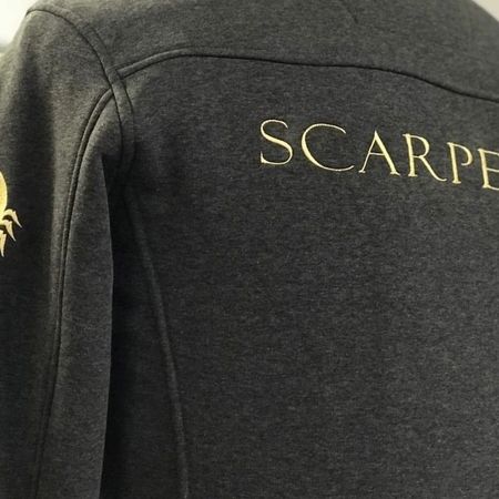 Logoservice - "Scarpeon"-Aufnäher, auf einer Jacke