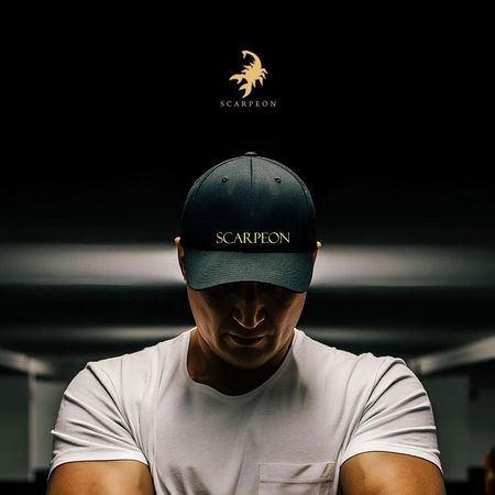 Logoservice - "Scarpeon"-Aufnäher, auf einer Kappe