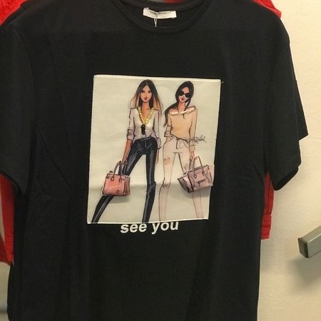 Logoservice - Stoffaufnäher, auf einem schwarzen Shirt