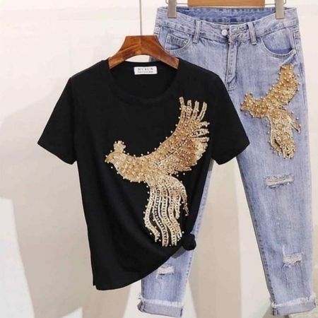 Logoservice - Aufnäher mit Akzenten, auf einem Shirt und einer Jeanshose