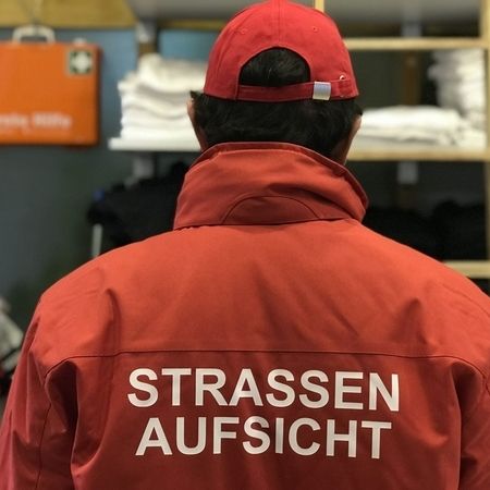 Logoservice - "STRASSEN AUFSICHT"-Aufdruck, auf einer Jacke