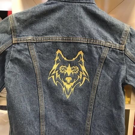 Logoservice - Wolf-Aufnäher, auf einer Jeansjacke